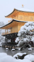 雪の金閣寺と鏡湖池