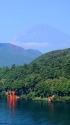 芦ノ湖と僅かに見える富士山