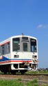 青空の下走るキハ2404