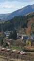 紅葉の里山とわたらせトロッコ