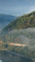 朝霧の掛かる山間を行くキハ40系