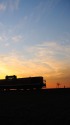 DE10 SL回送 夕焼けシルエット