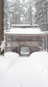 降雪の安居寺仁王門