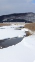 雪景色の川と485系