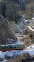 雪の残る峠道を行くモオカ14形