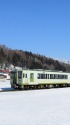 雪晴れの飯山線を行くキハ110系