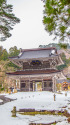 雪中の林泉寺、山門