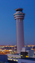 夕暮れの羽田空港管制塔