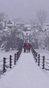 雪の白川郷 であい橋