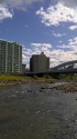 のんびり川辺に座って