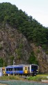 高岩を行くハイブリッド車