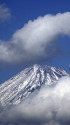 雲より顔を出し(富士山)