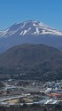 軽井沢の街と浅間山