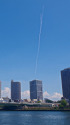 夏空に飛行機雲