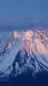 赤く染まる富士山頂