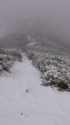 雪の下山道