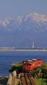 立山連峰背に走る