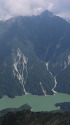 黒部湖を望む